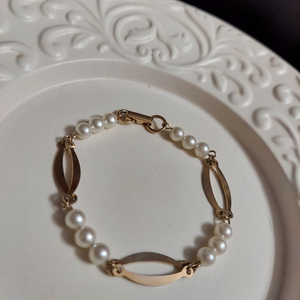 Sarah Coventry Gold Tone/Faux Pearl Bracelet - Picture 3 of 8